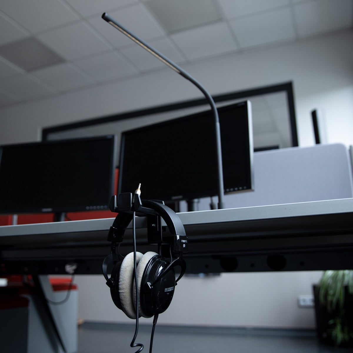 Gravity HPHTC01B Desk Mount Headphones Hanger