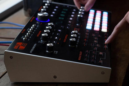 Ashun Sound Machines Hydrasynth Desktop and Rack Synthesizer