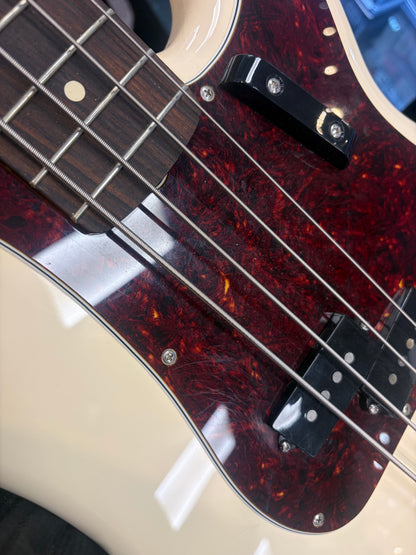 Fender Vintera II '60s Precision Bass, Rosewood Fingerboard in Olympic White | EX-DEMO