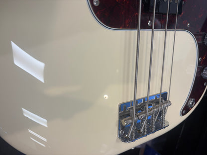 Fender Vintera II '60s Precision Bass, Rosewood Fingerboard in Olympic White | EX-DEMO